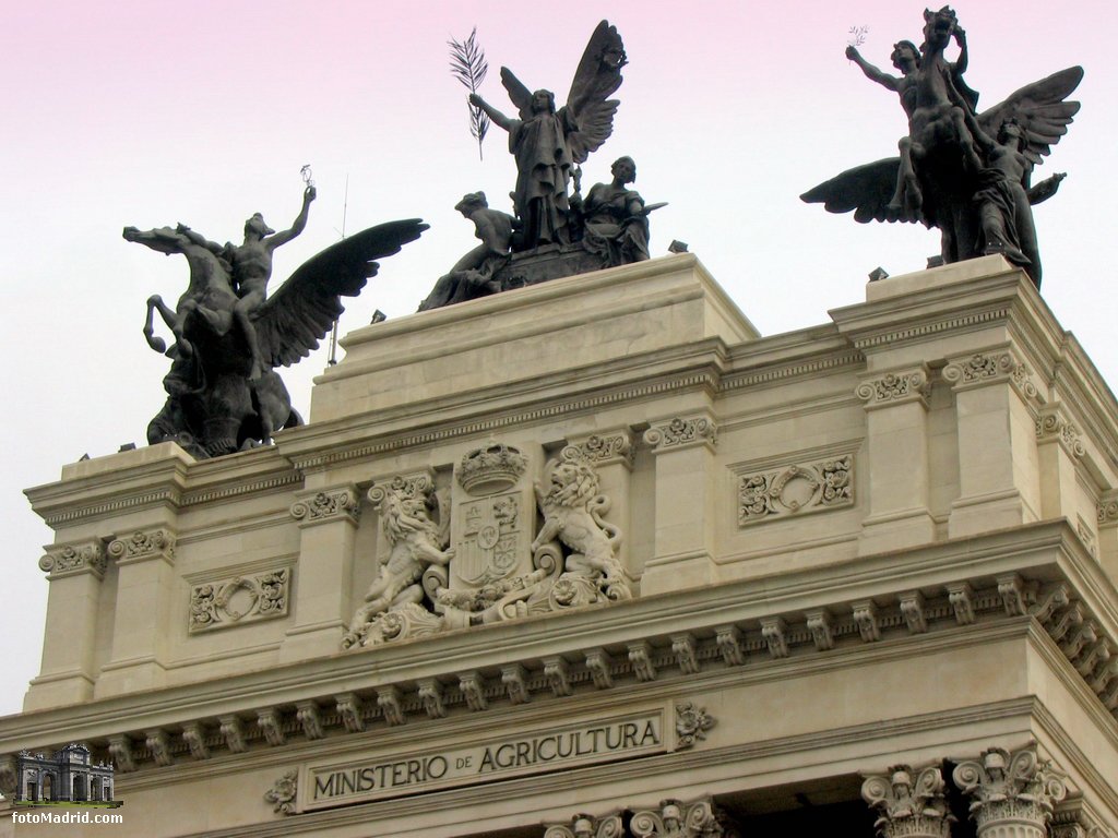 Grupo escult�rico del Ministerio de Agricultura