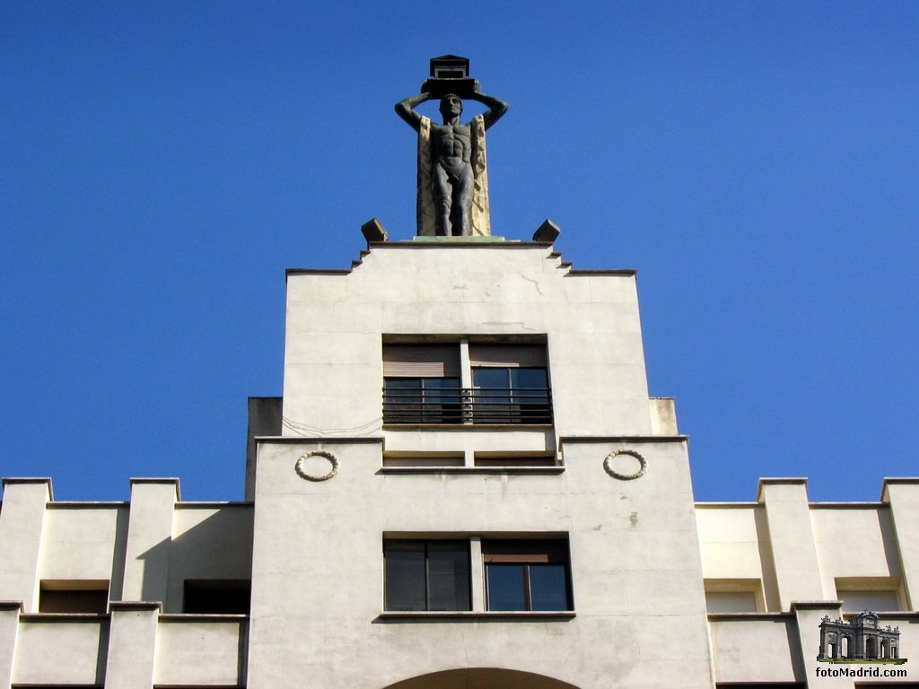 Escultura remate de Gran V�a 60