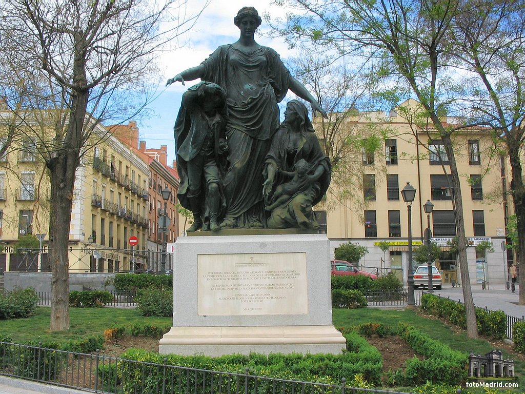 Antigua estatua de &laquo;La Equitativa�