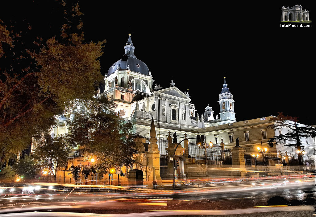 La Catedral de la Almudena de noche