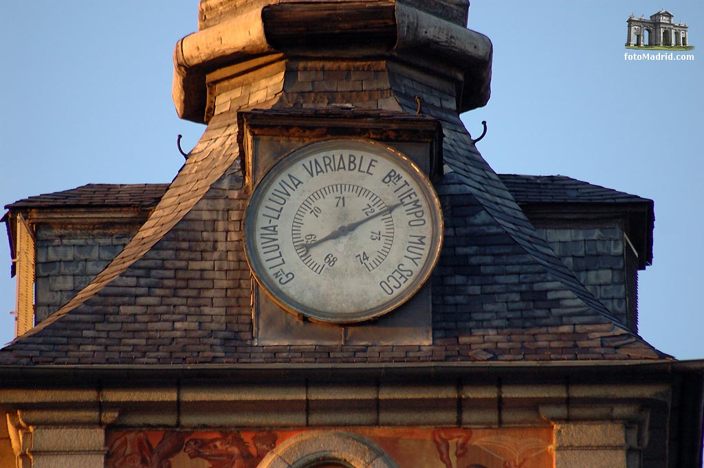 Detalle del bar�metro de la Casa de la Panader�a