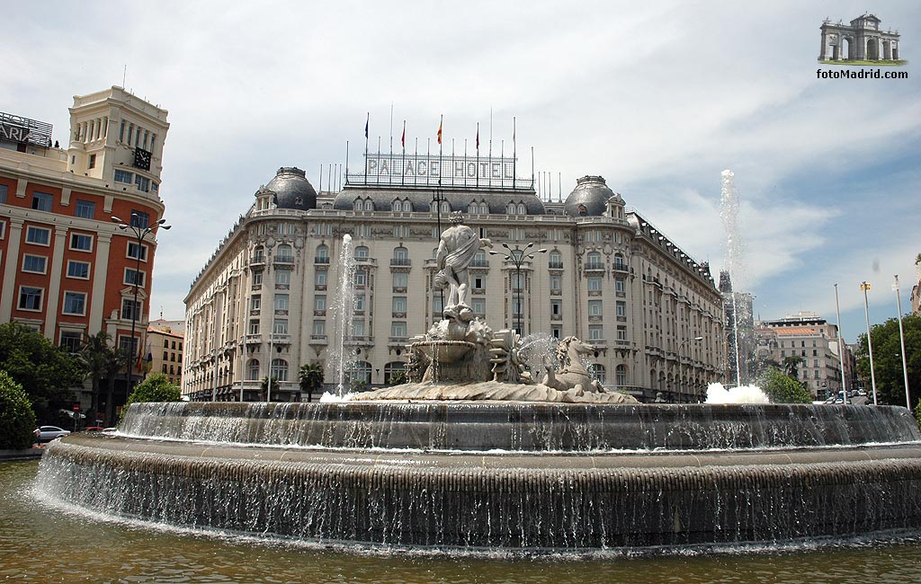 Fuente de Neptuno y Hotel Palace